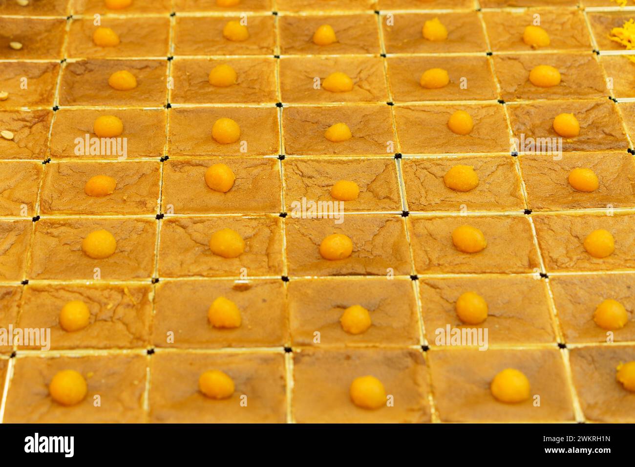 Dessert thaïlandais uniformément arrangé, Mo Kaeng, avec de petites sphères dorées à base de jaunes d’œufs et de sucre, serties sur une coupe carrée, représentant l’Ar traditionnel Banque D'Images