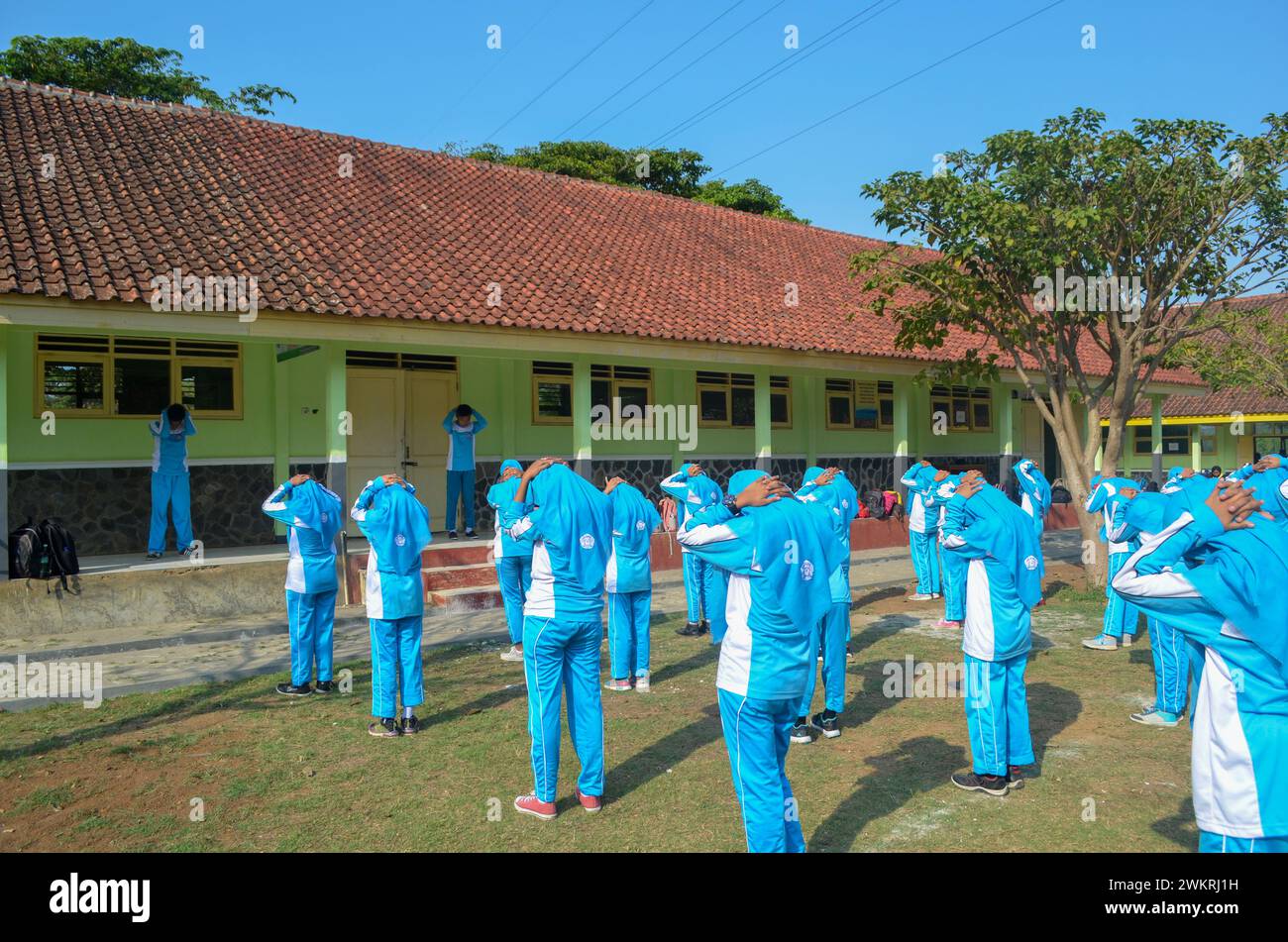 Photo d'enfants de lycées professionnels portant des vêtements de sport faisant du sport Banque D'Images