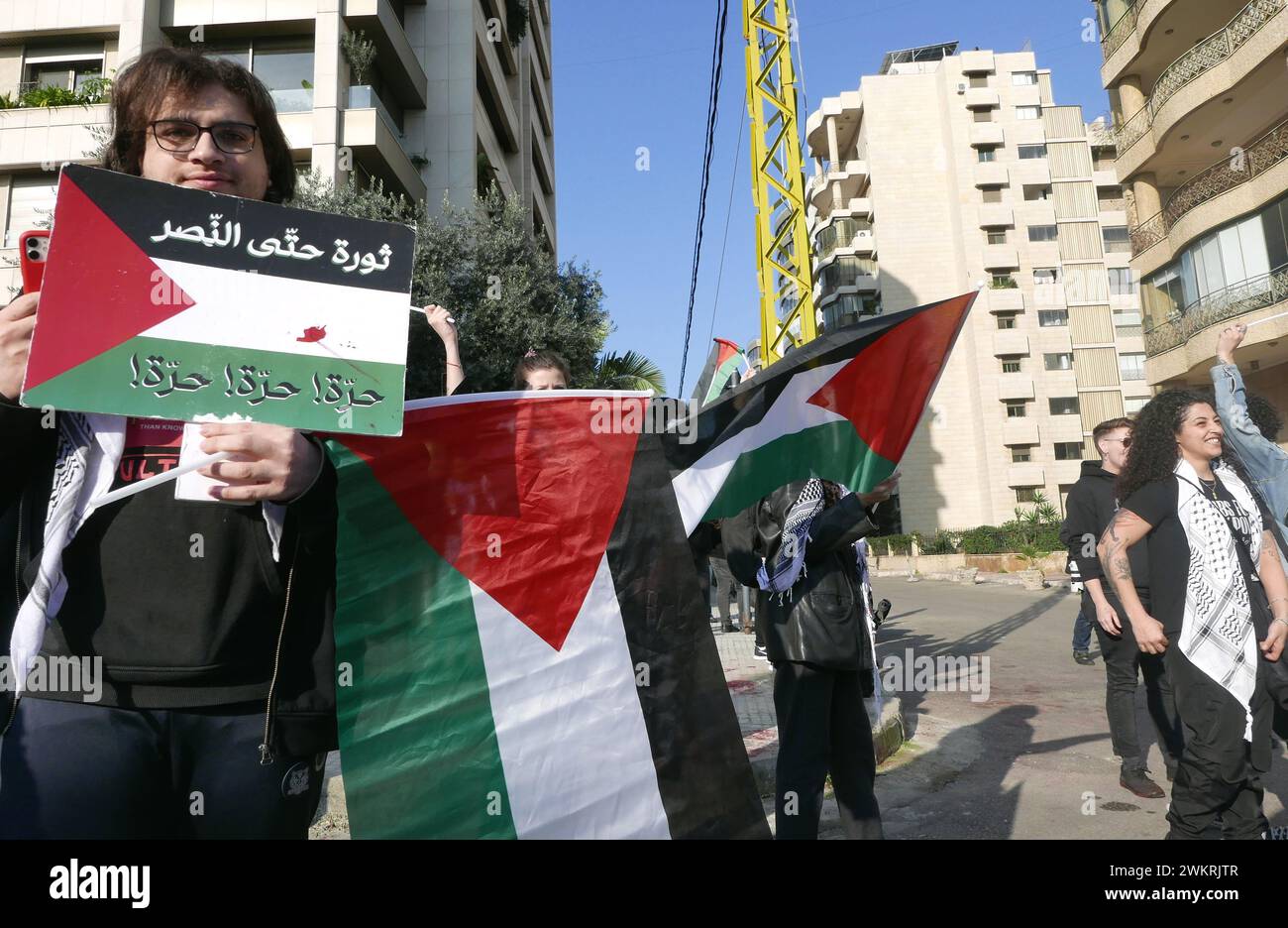 Beyrouth, Liban. 22 février 2024. Des dizaines de manifestent en faveur de la Palestine devant l'ambassade d'Égypte à Beyrouth, au Liban, le 22 février 2024. Les manifestants appellent l'Égypte à résister aux pressions d'Israël et à « ne pas être complice du nettoyage ethnique de la Palestine ». (Photo par Elisa Gestri/Sipa USA) crédit : Sipa USA/Alamy Live News Banque D'Images