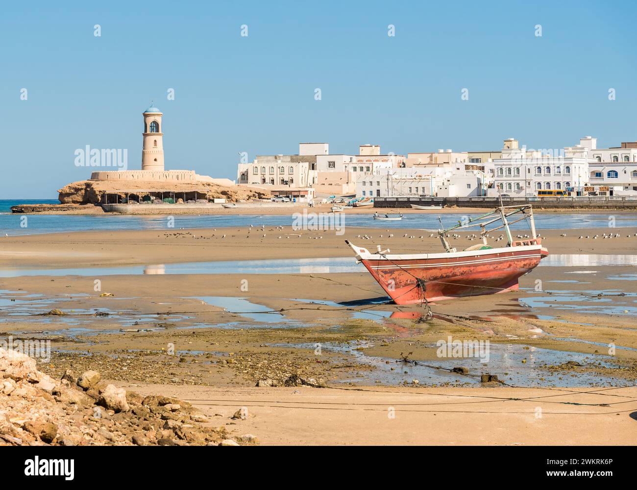 Paysage de la baie de sur avec le phare d'Al Ayjah, Sultanat d'Oman au moyen-Orient Banque D'Images
