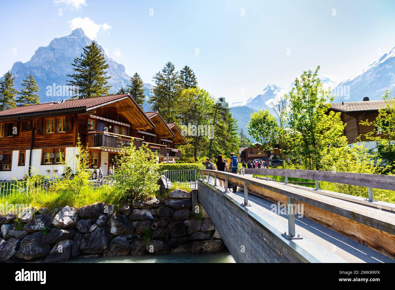 Pont sur la rivière Kander et maisons de chalet suisses traditionnelles en bois, Kandersteg, Suisse Banque D'Images