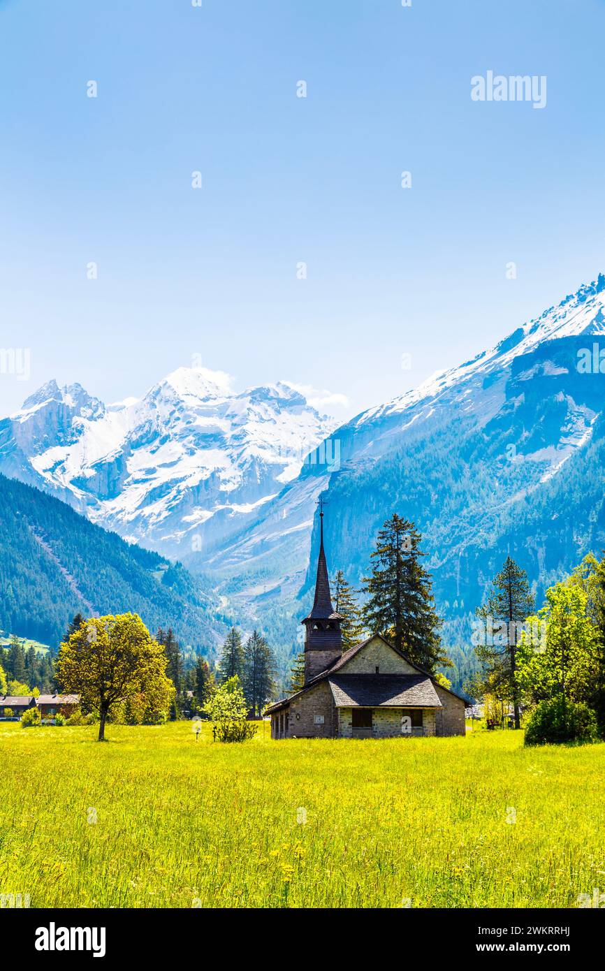 Eglise Marienkirche construite en 1927 avec les Alpes en arrière-plan, Kandersteg, Suisse Banque D'Images