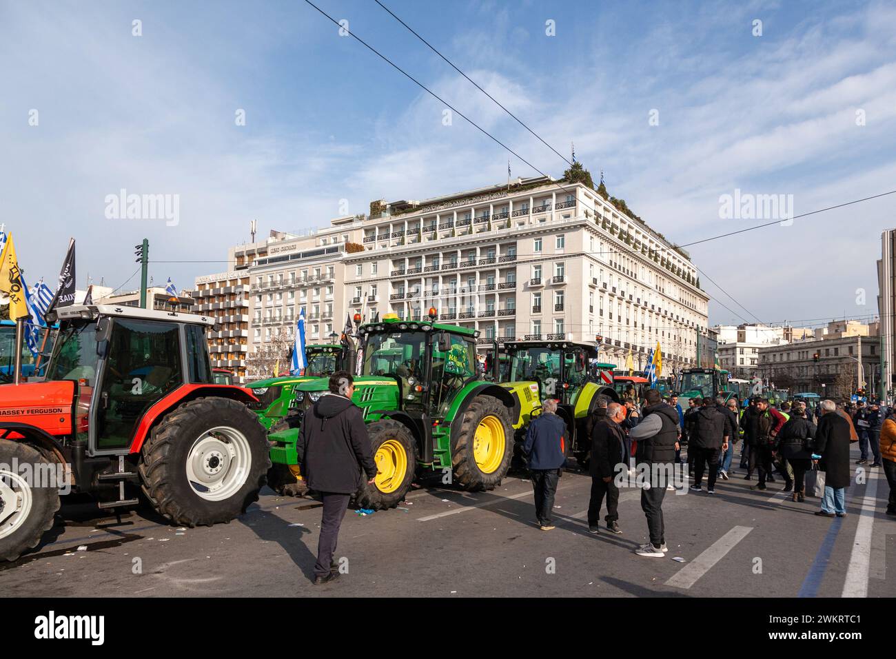 Des agriculteurs avec des tracteurs sur la place Syntagma participent à un rassemblement de protestation. Banque D'Images