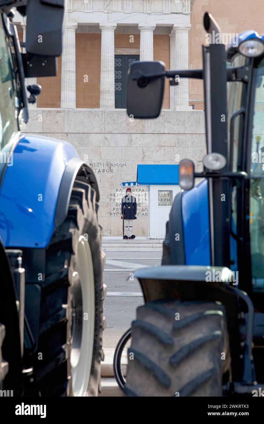 Un soldat de la Garde présidentielle grecque (Evzonas) vu parmi les roues de tracteurs, lors de la manifestation des agriculteurs à Athènes, en Grèce. Banque D'Images