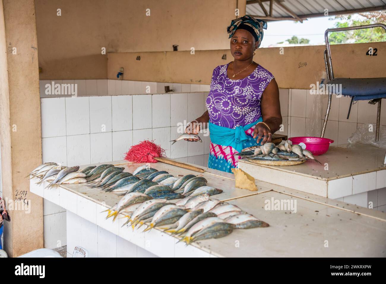 Vendeur de poisson au marché Bakote à Serekunda, Gambie Banque D'Images