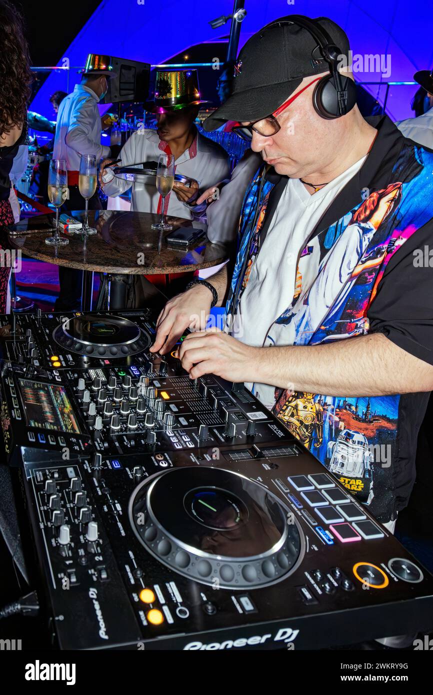 Plateau tournant de travail de disc-jockey et contrôles au bar sur le toit, Bangkok, Thaïlande Banque D'Images