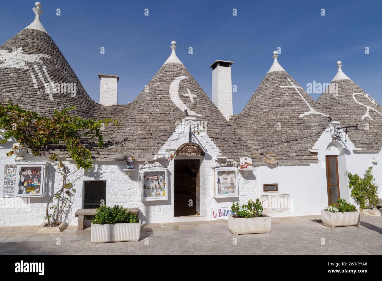 Trulli bâtiments et magasins, via Monte San Michele, Alberobello, province de Bari, région des Pouilles, Italie Banque D'Images