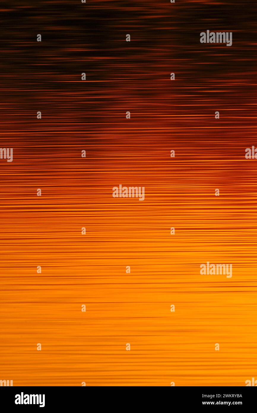 Coucher de soleil se reflétant sur l'eau calme dans de jolis tons rouges oranges chauds, plein d'atmosphère, atmosphérique, humeur, humeur, humeur, Europe. Banque D'Images