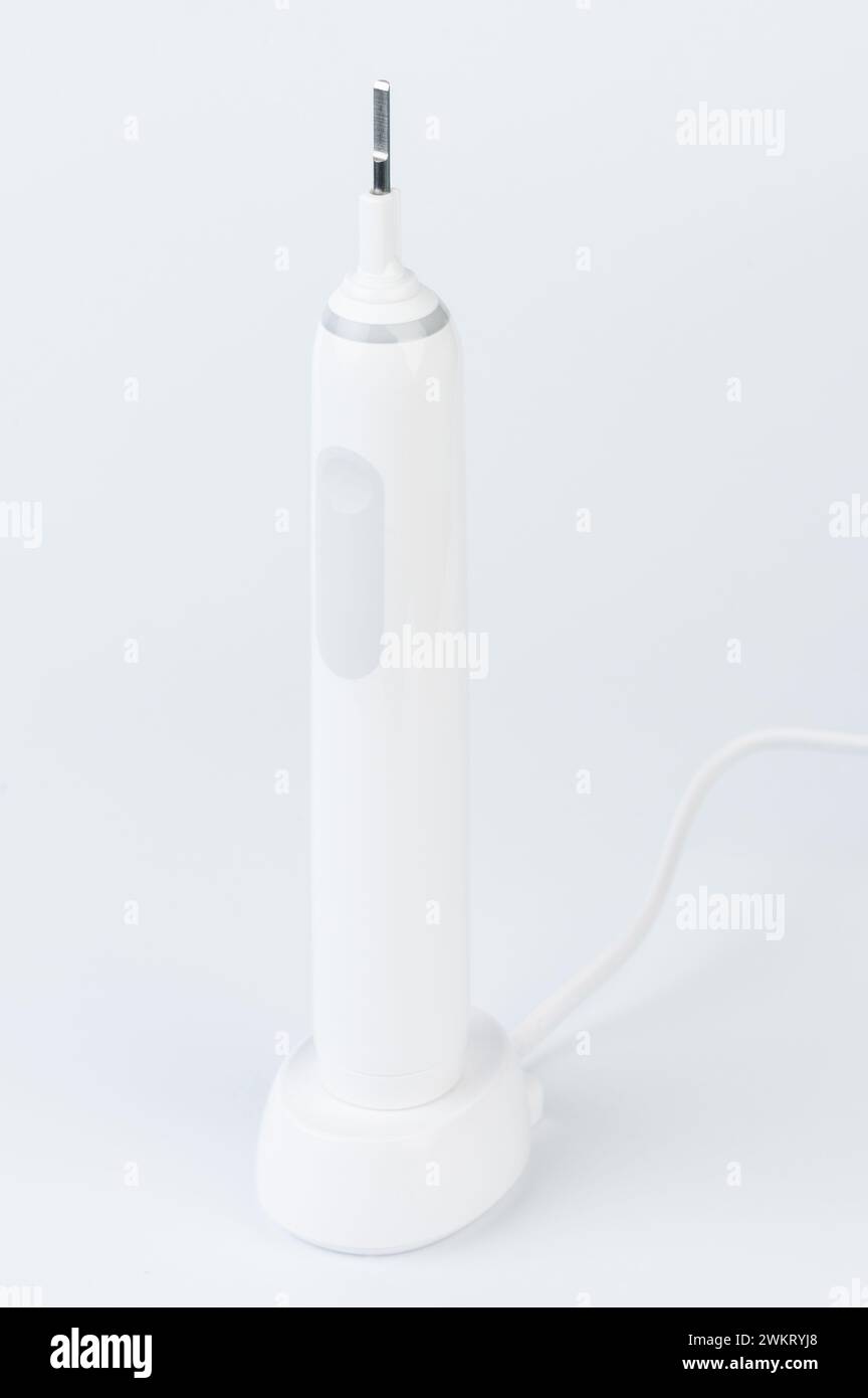 Brosse à dents électrique moderne sur station de charge sans fil isolé Banque D'Images Brosse à dents électrique moderne sur station de charge sans fil isolé Banque D'Images