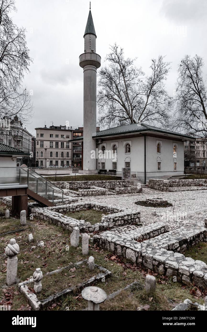 Sarajevo - Bosnie-Herzégovine - 11 février 2024 : Mosquée Bakr Babina à côté du site archéologique Atmejdan à Sarajevo. Banque D'Images