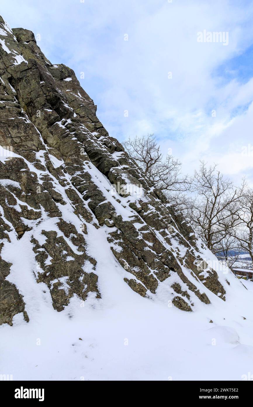 Phonolithische Gipfelklippen auf dem Oderwitzer Spitzberg als Kletterwand im Schnee, Oberlausitz, Sachsen, Deutschland *** falaises sommitales phonolithiques o Banque D'Images