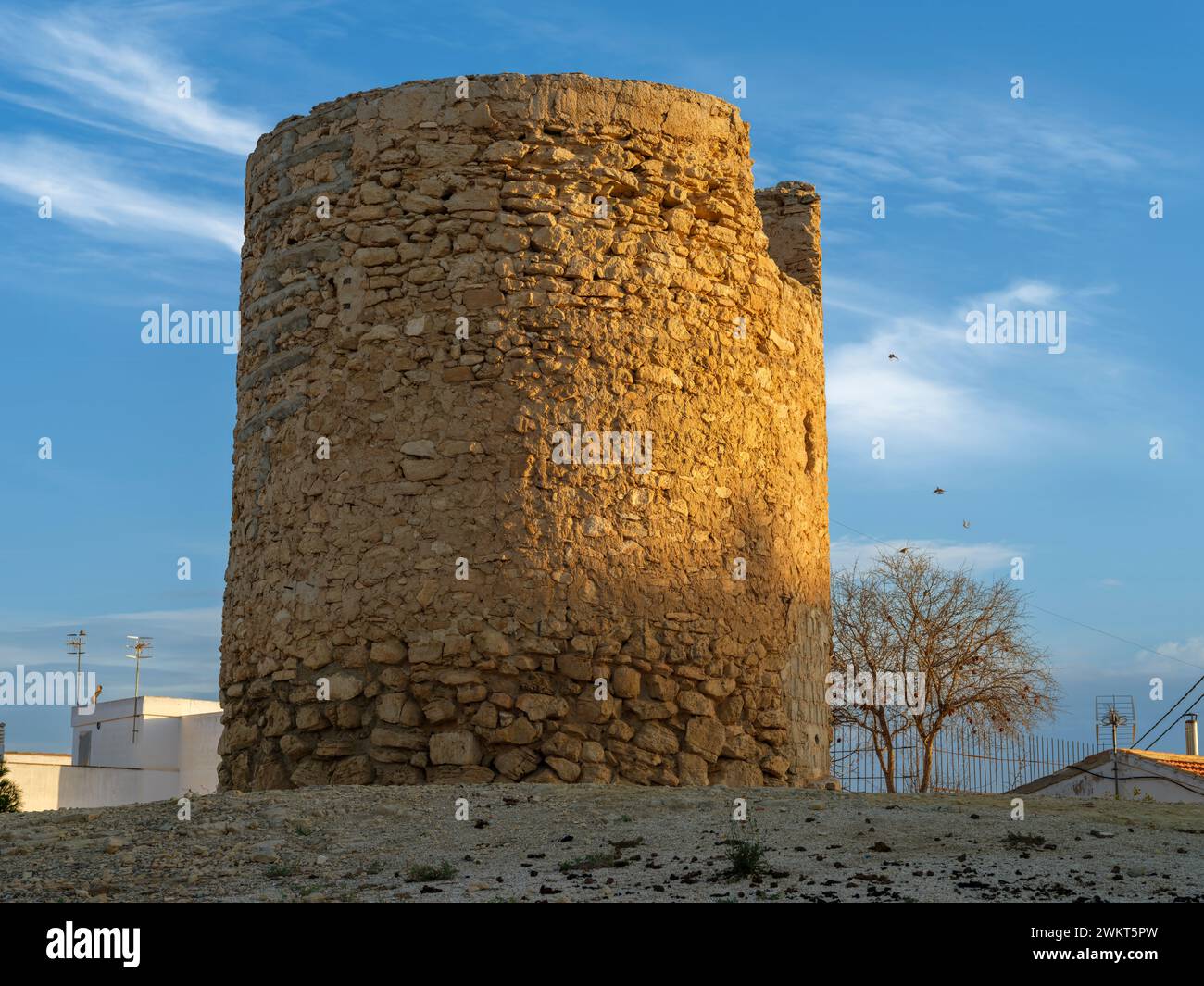 Les vestiges d'un ancien moulin à vent, un monument local connu sous le nom de 'El Molino', se trouvent au-dessus d'une parcelle de broussaille à la périphérie de San Miguel de S. Banque D'Images