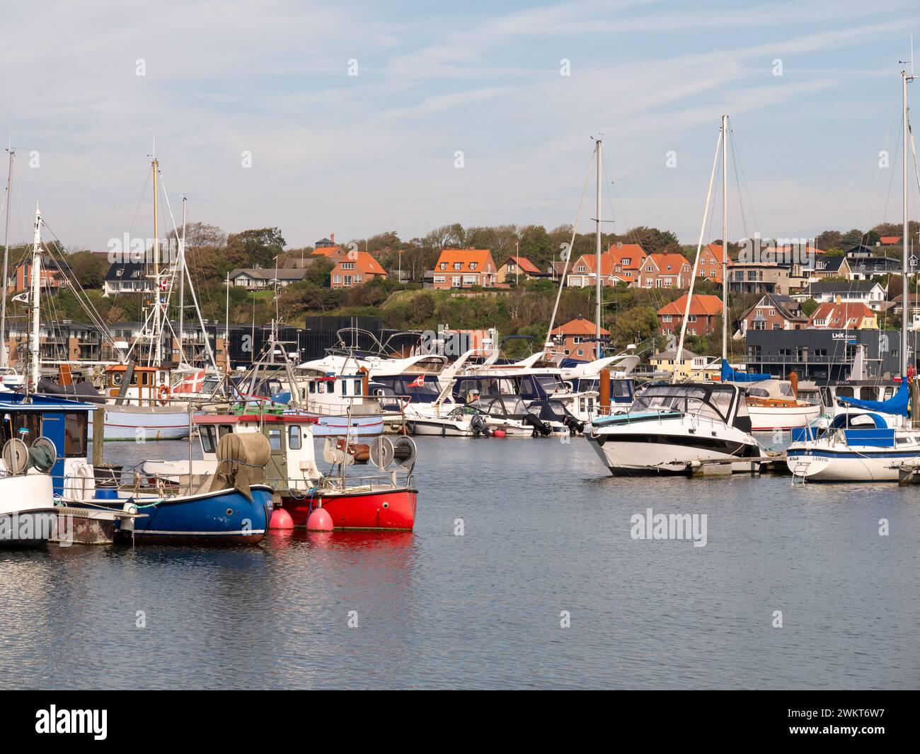 Voiliers et bateaux à moteur dans le port de Lemvig sur la rive sud du Limfjord, Jutland du Nord, Danemark Banque D'Images