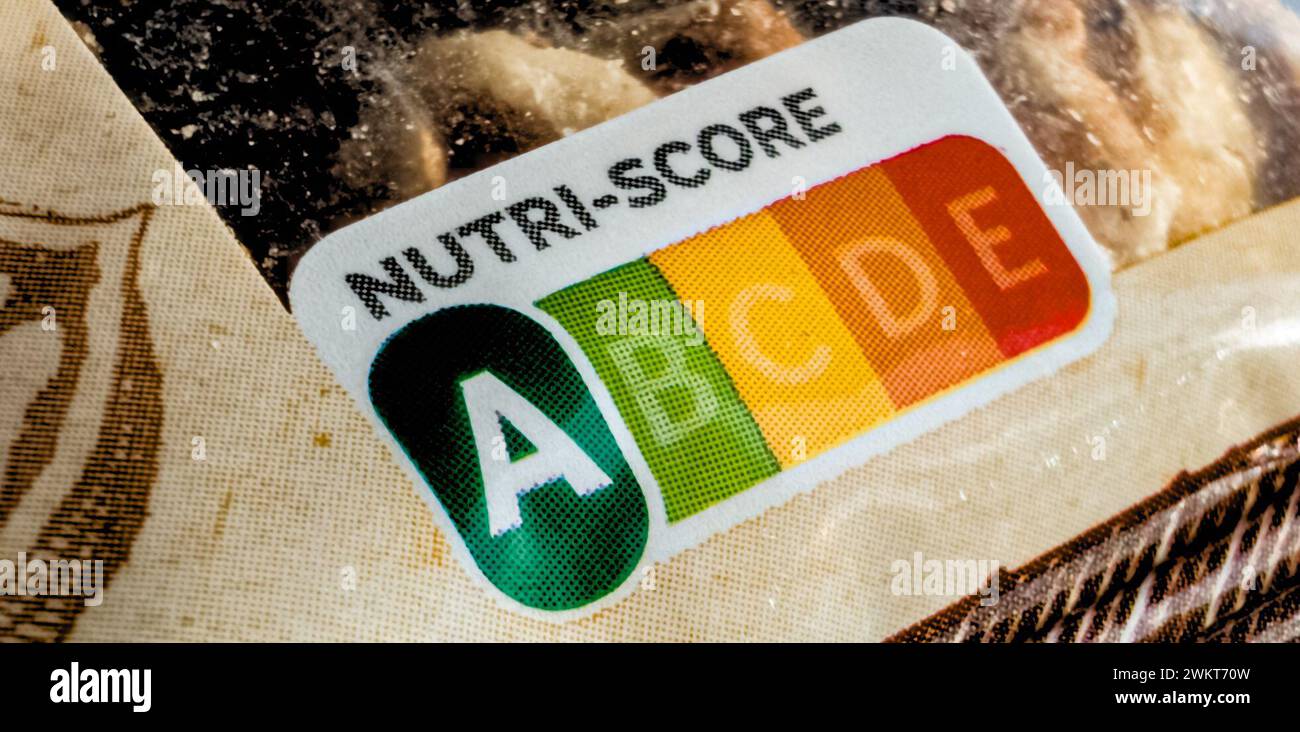 Hambourg, Allemagne. 20 février 2024. Le feu de signalisation Nutri-score avec les couleurs du vert au rouge peut être vu sur un paquet de noix. L'échelle de couleurs et de lettres à cinq niveaux est destinée à fournir un aperçu de la valeur nutritionnelle d'un produit. Crédit : Markus Scholz/dpa/Alamy Live News Banque D'Images