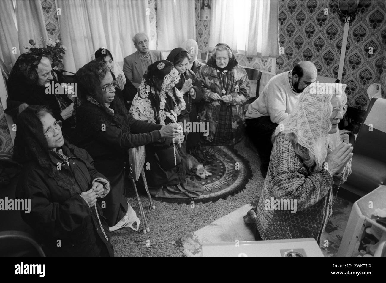 Mme Nora Arthurs (1916 - 2011) une boîte vocale catholique, voyant et mystique, dans sa maison connue sous le nom de «Maison de Marie» sur Roggel Road, Canvey Island menant une réunion de prière. Canvey Island, Essex, Angleterre années 1996 1990 Royaume-Uni HOMER SYKES Banque D'Images