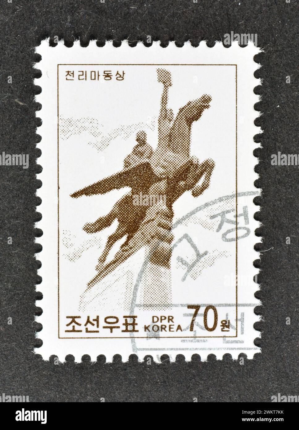 Timbre-poste oblitéré imprimé par la Corée du Nord, qui montre la statue de Chollima à Pyongyang, vers 1998. Banque D'Images