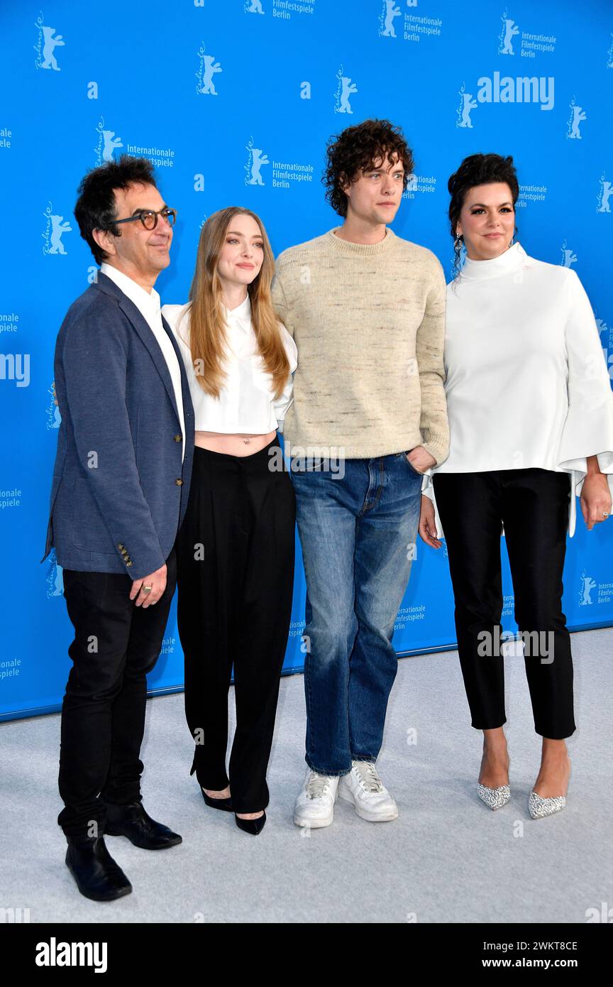 Atom Egoyan, Amanda Seyfried, Douglas Smith und Ambur Braid beim Photocall zum Kinofilm 'Seven Veils' auf der Berlinale 2024 / 74. Internationale Filmfestspiele Berlin im Hotel Grand Hyatt. Berlin, 22.02.2024 Banque D'Images
