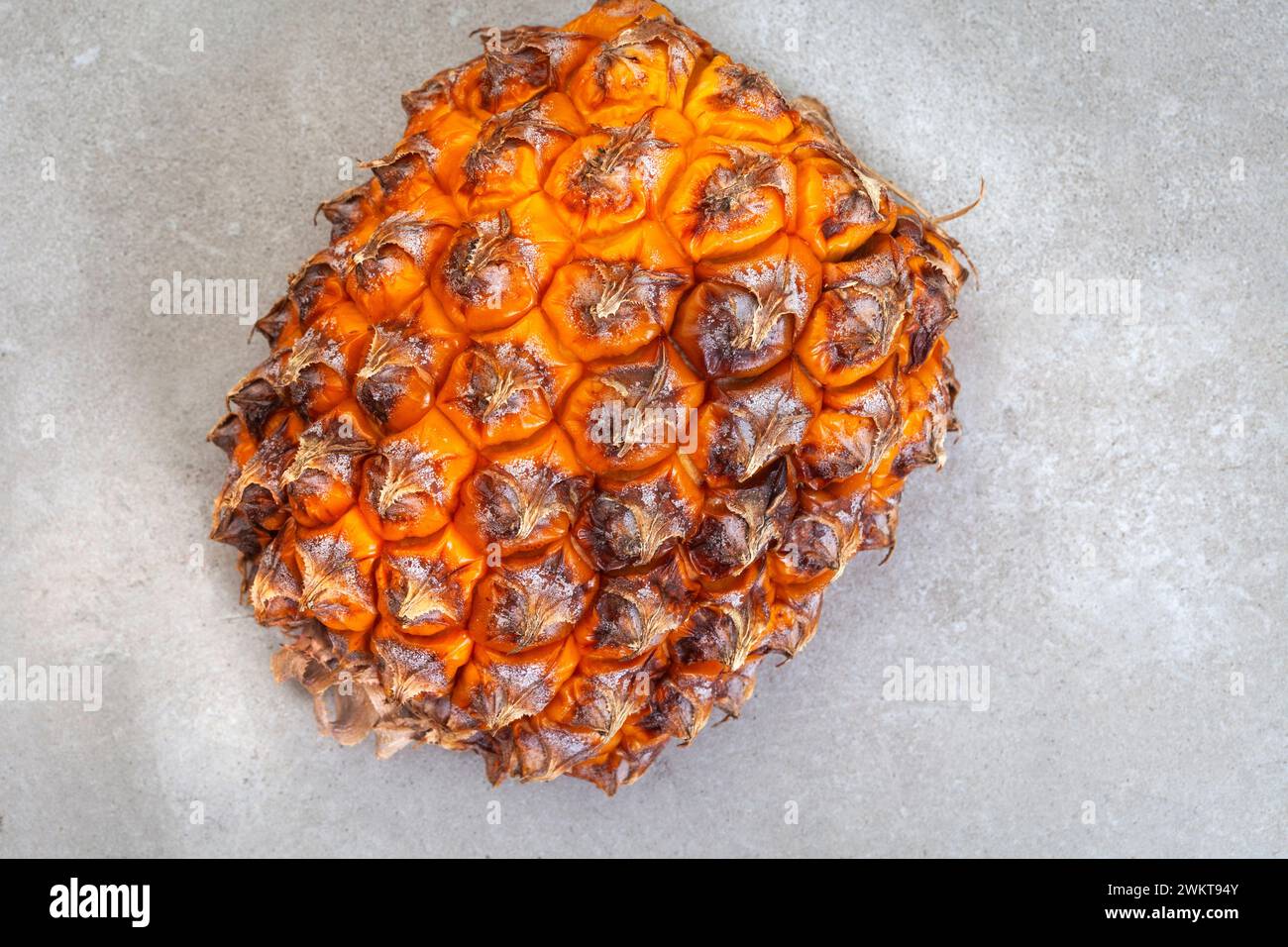 Ananas gâté, coupé en deux. Sur gris tacheté avec espace de copie Banque D'Images