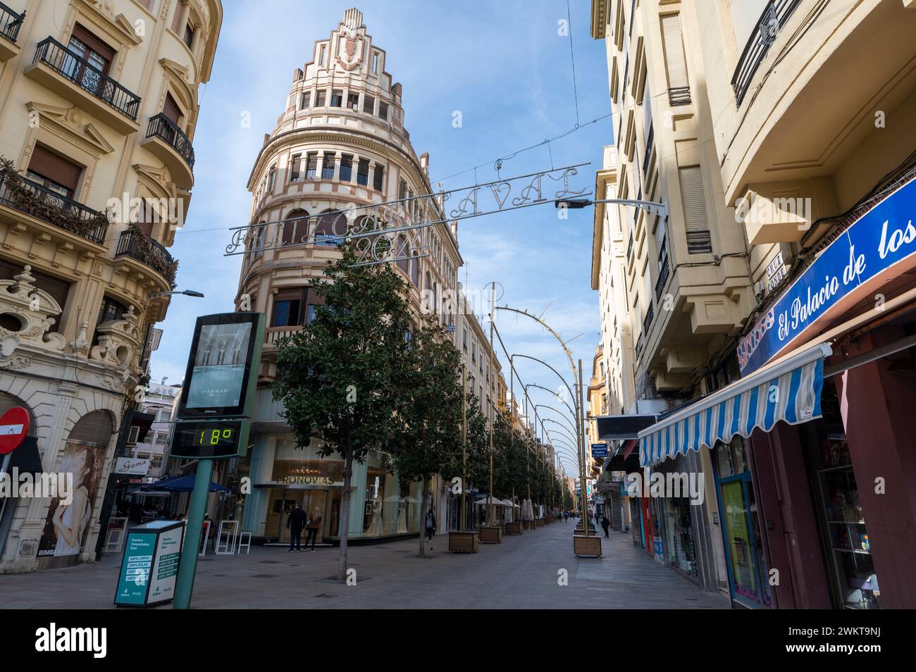 Calle Cruz Conde est l'une des rues principales de Cordoue, composée de magasins haut de gamme et bien connus dans la ville historique de Cordlba en Andalousie, s. Banque D'Images