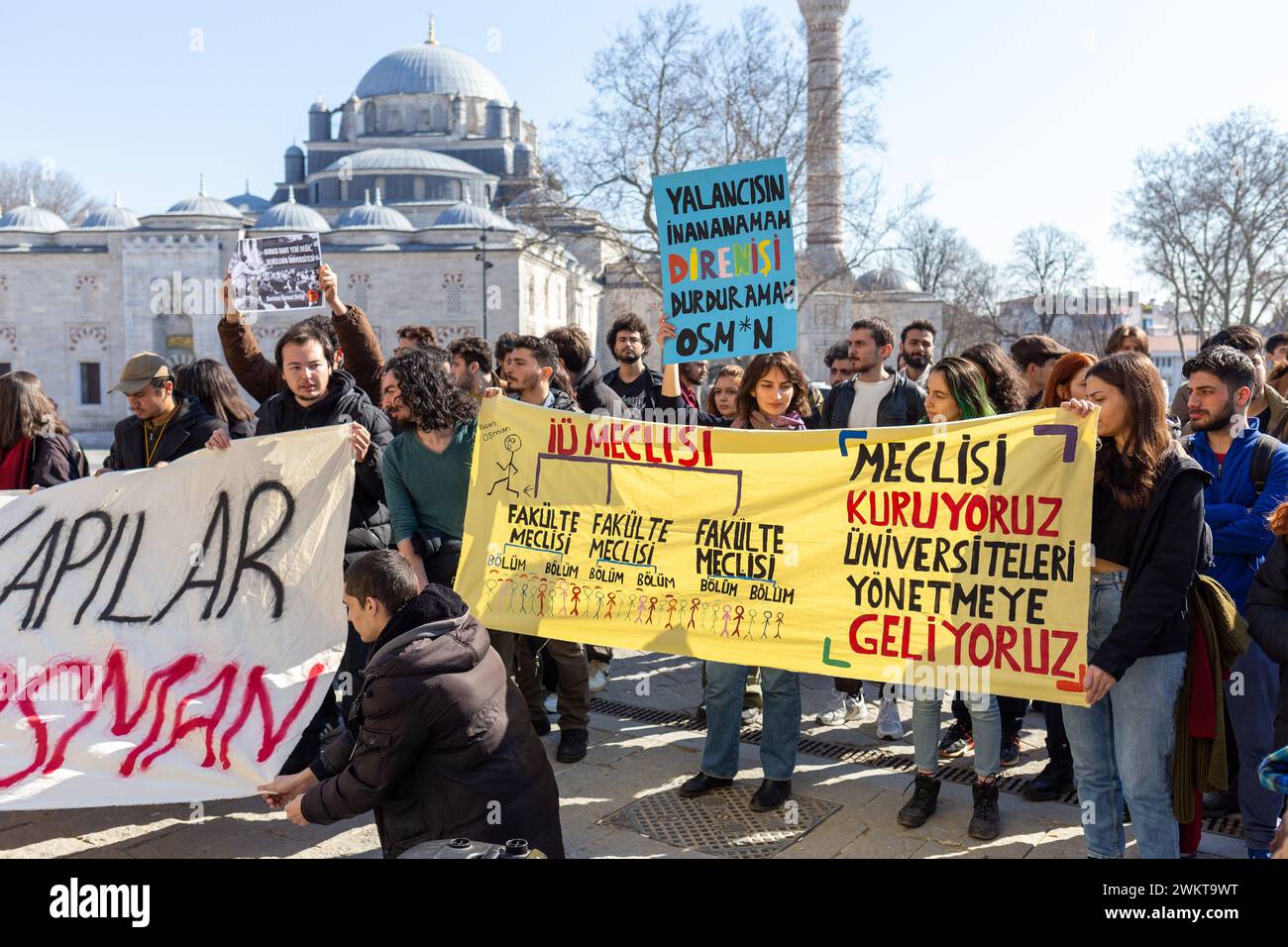 22 février 2024 : Istanbul, Turquie, 22 février 2024 : les étudiants de l'Université d'Istanbul se sont rassemblés devant le campus de Beyazit pour protester contre le recteur nommé, le professeur Dr Osman BÃ¼lent ZÃ¼lfikar, qui ouvre leur université pour des visites touristiques. Les réactions se poursuivent contre la décision de l'université, prise par l'administrateur, d'ouvrir les portes de tous les campus, y compris le campus historique de Beyazit, qui est l'un des plus anciens établissements d'enseignement de Turquie. (Crédit image : © Tolga Ildun/ZUMA Press Wire) USAGE ÉDITORIAL SEULEMENT! Non destiné à UN USAGE commercial ! Banque D'Images