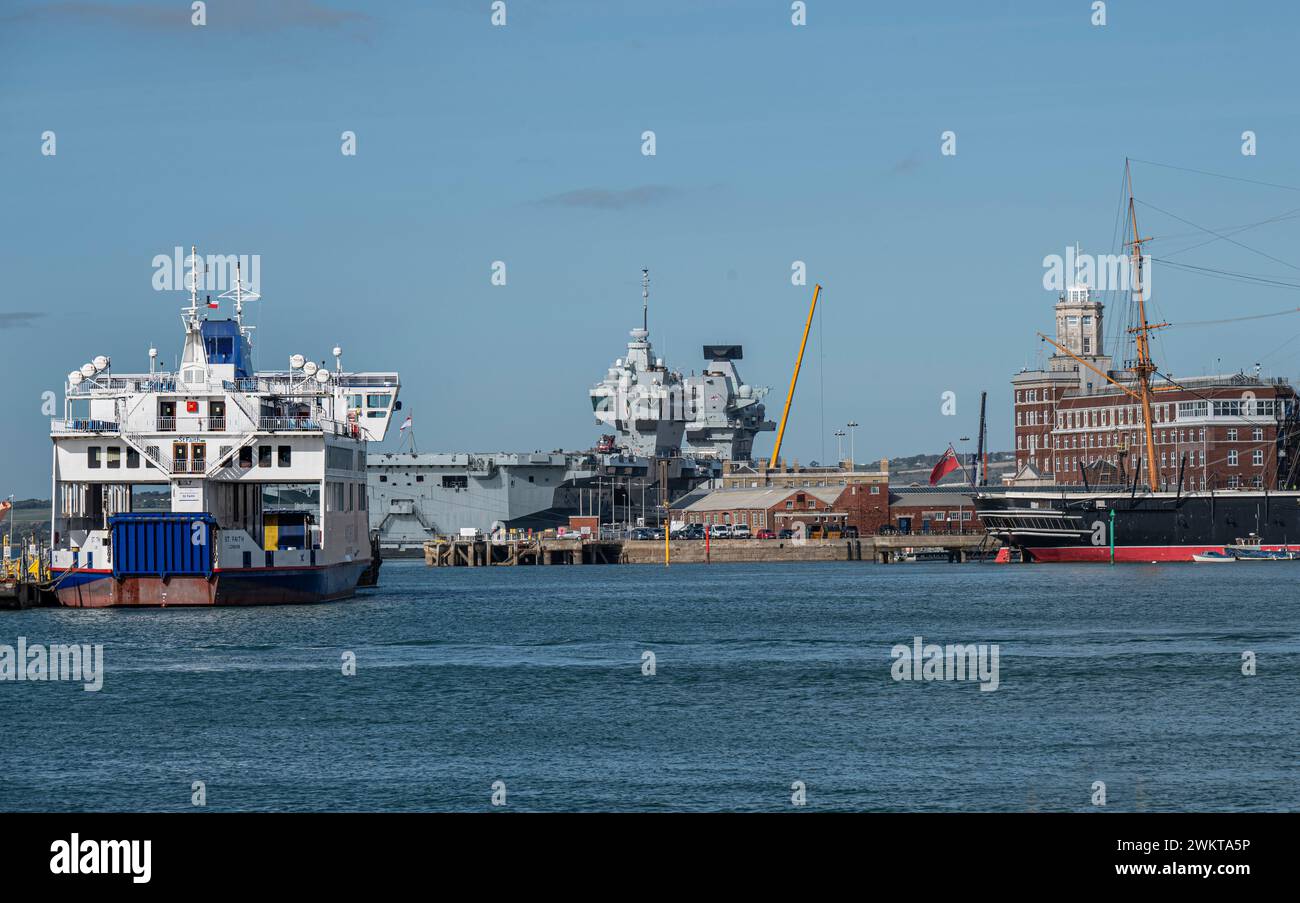 L'entrée du port de Portsmouth avec le porte-avions Prince of Wales en arrière-plan et le ferry de l'île de Wight et le HMS Warrior. Banque D'Images