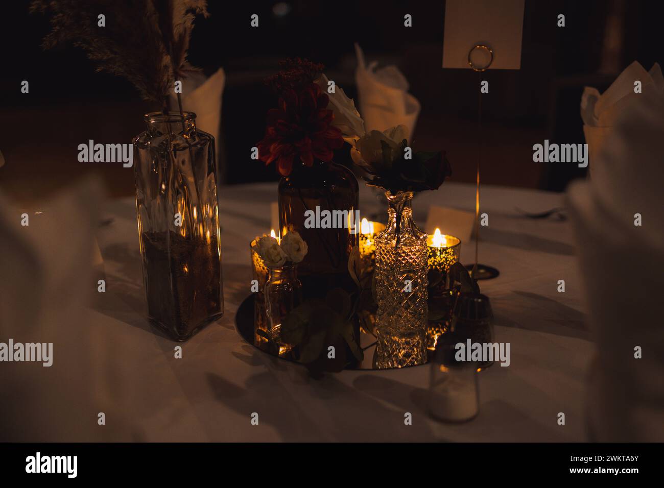 Une table romantique pour dîner le soir Banque D'Images