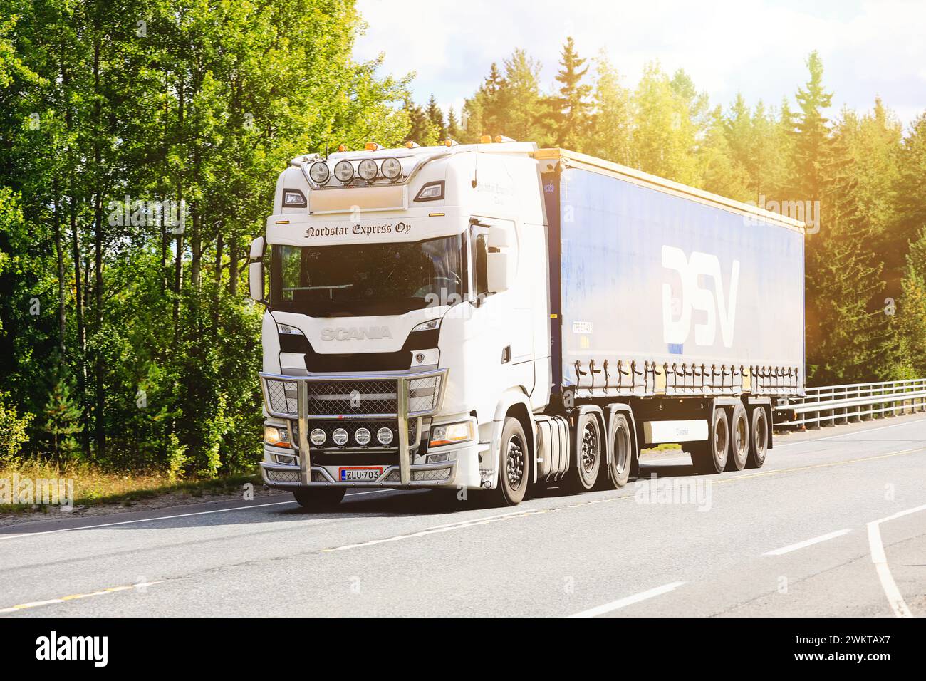 Semi-remorque camion Scania blanche personnalisée sur la route en plein soleil doré. Forssa, Finlande. 9 septembre 2022. Banque D'Images