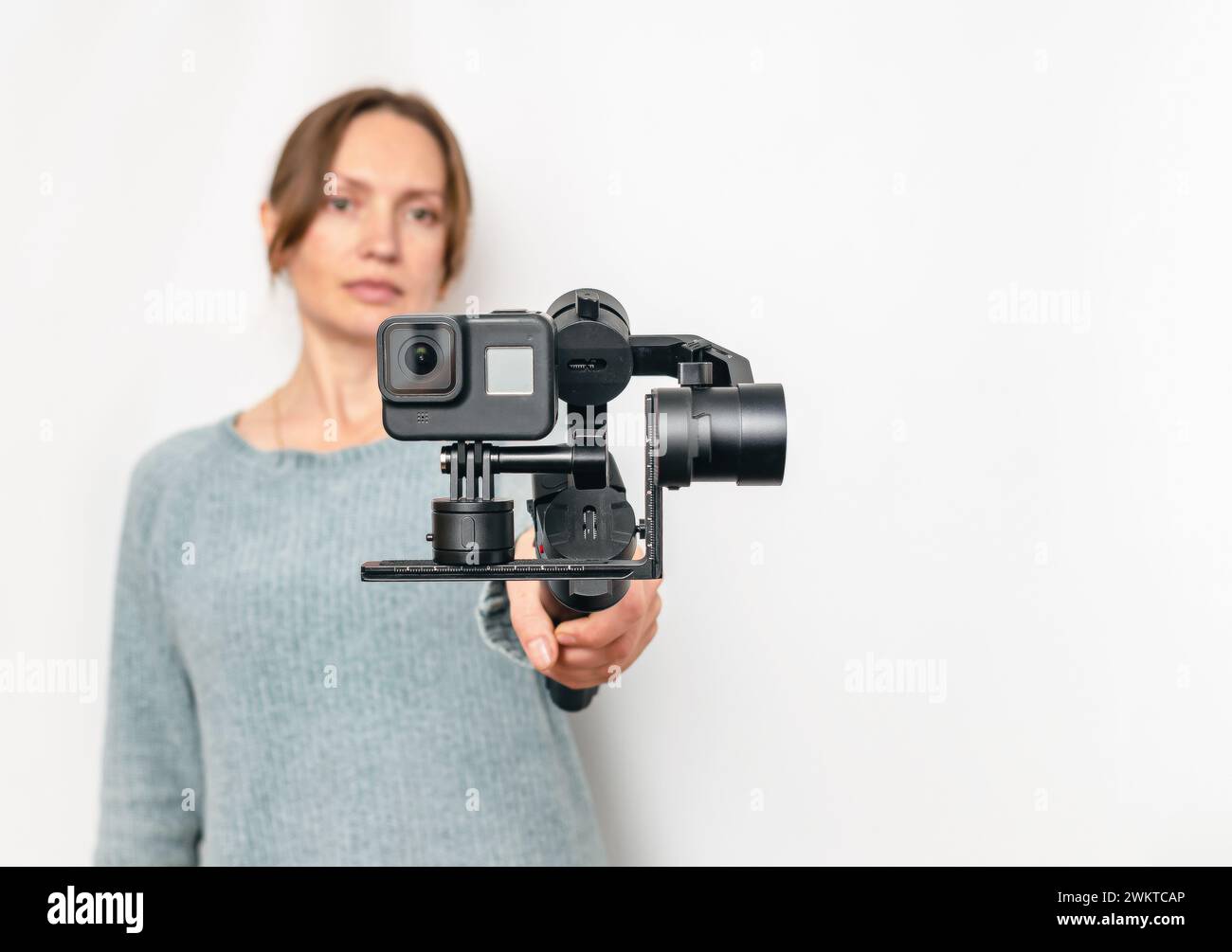 Stabilisateur vidéo-photo portable moderne. Flou fond femme. Vlog et concept de blog vidéo Banque D'Images