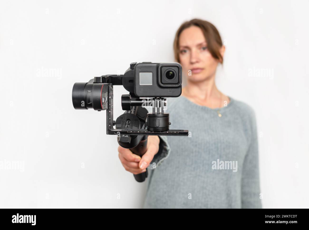 Stabilisateur vidéo-photo portable moderne. Flou fond femme. Vlog et concept de blog vidéo Banque D'Images