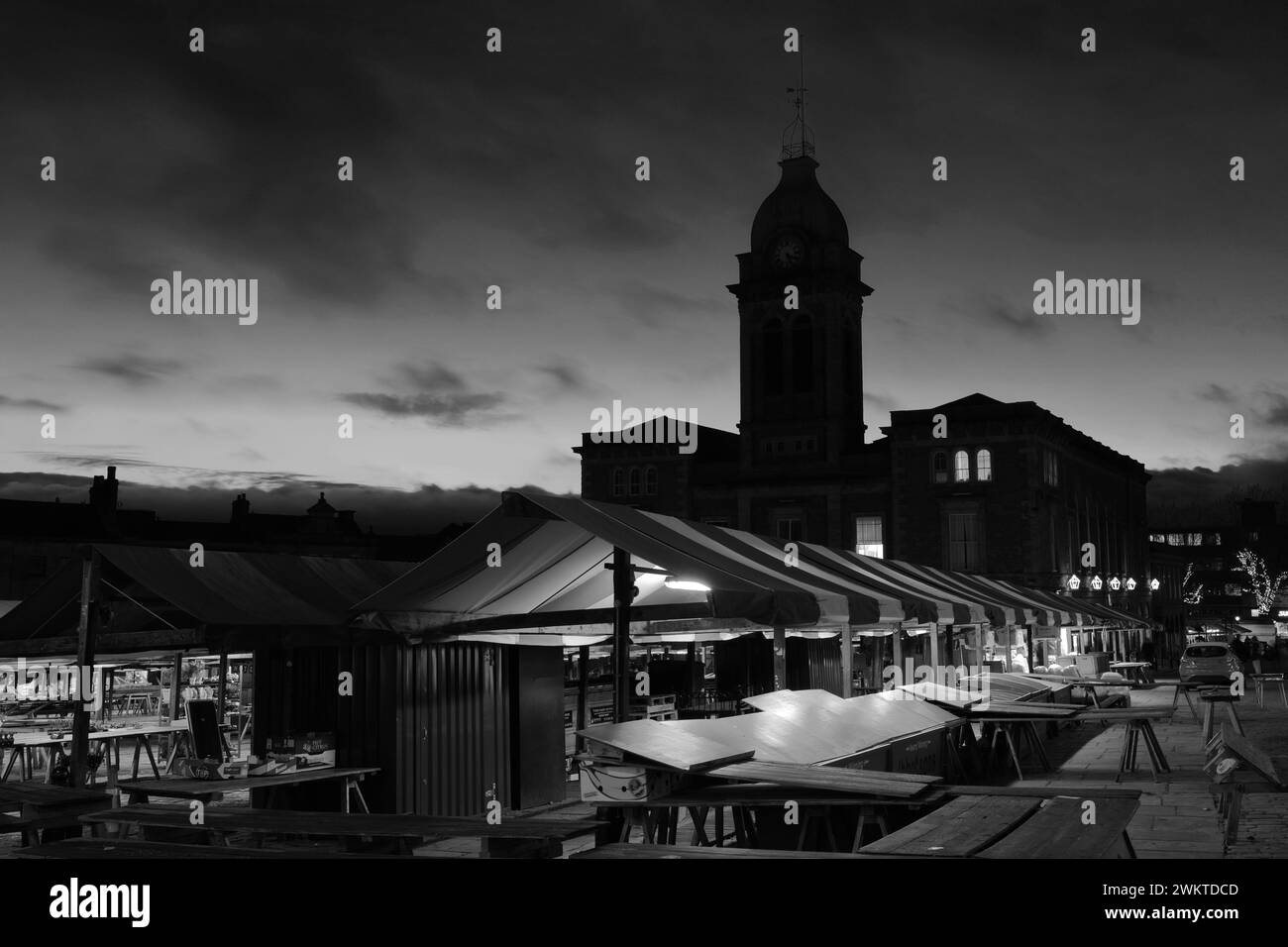 Crépuscule, Market Hall, Chesterfield Town, Derbyshire, Angleterre, ROYAUME-UNI Banque D'Images