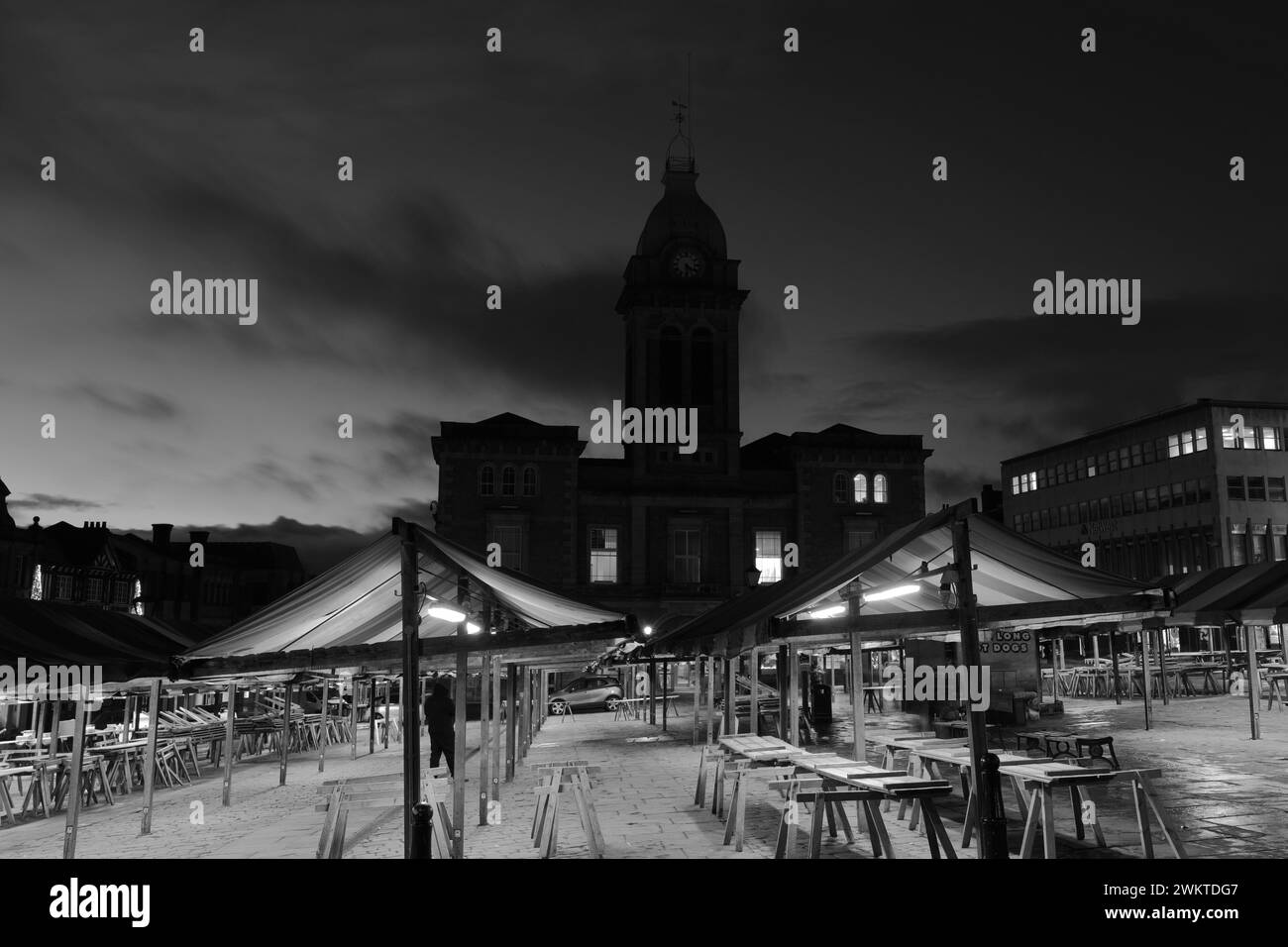 Crépuscule, Market Hall, Chesterfield Town, Derbyshire, Angleterre, ROYAUME-UNI Banque D'Images