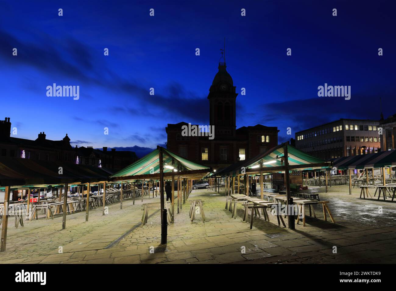 Crépuscule, Market Hall, Chesterfield Town, Derbyshire, Angleterre, ROYAUME-UNI Banque D'Images