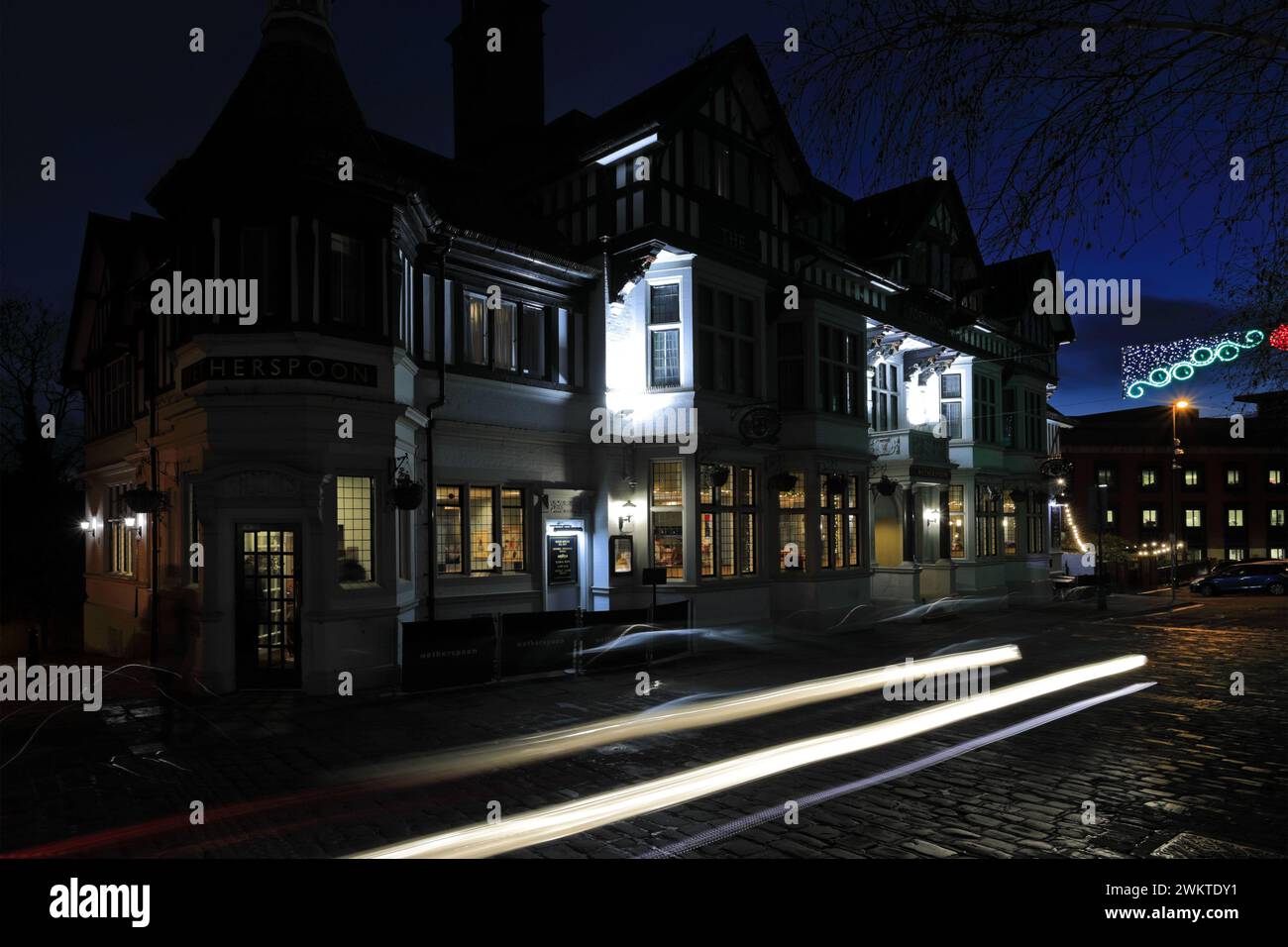 Crépuscule, The Portland Hotel, Chesterfield Town, Derbyshire, Angleterre, ROYAUME-UNI Banque D'Images