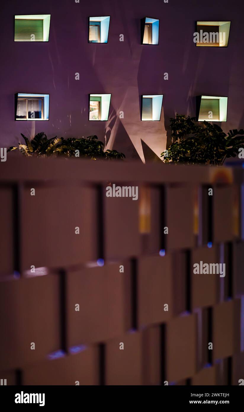 Huit fenêtres colorées avec porte en fer à villajoyosa Banque D'Images