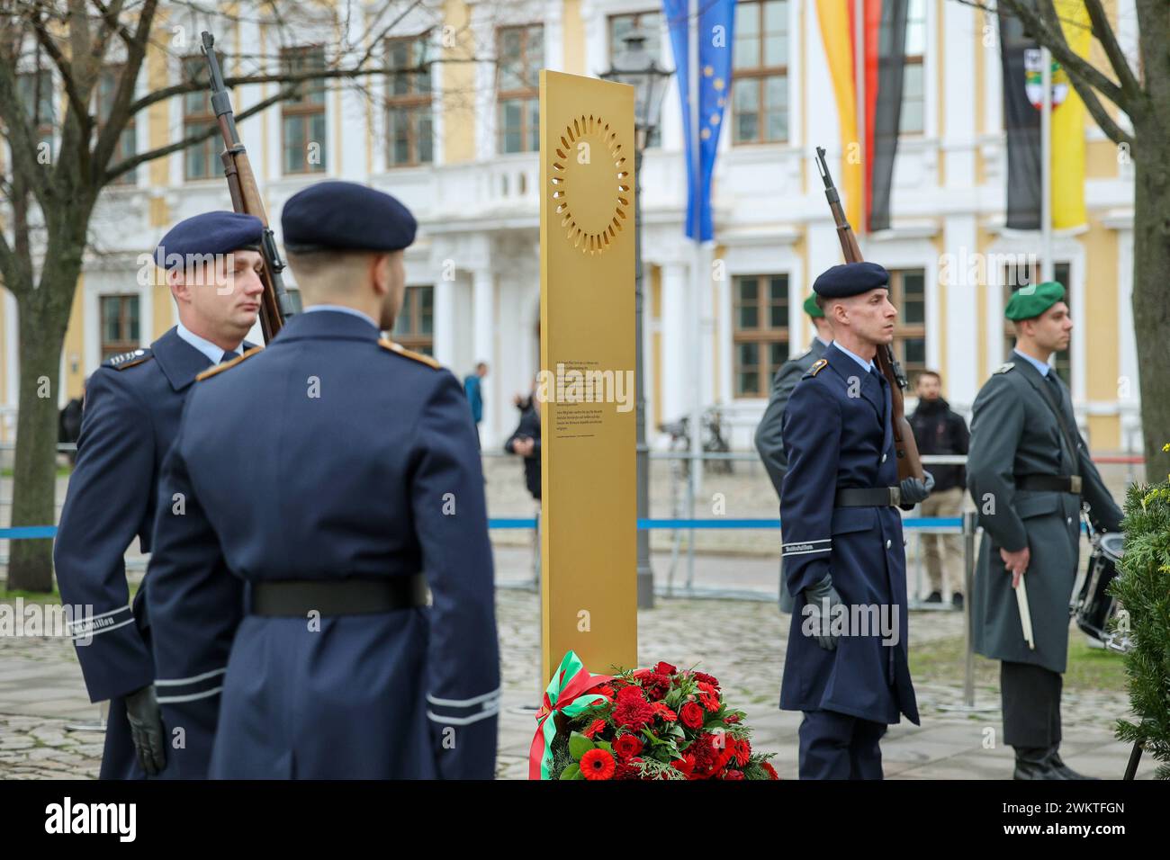 Einweihung der Reichsbanner-Gedenkstele und eine Kranzniederlegung mit militaerischen Ehren am Donnerstag 22.02.2024 vor dem Landtagsgebaeude von Sachsen-Anhalt in Magdeburg zum 100. Gruendungstag des Reichsbanners Schwarz-Rot-Gold . DAS Reichsbanner Schwarz-Rot-Gold wurde AM 22. Février 1924 in Magdeburg von Mitgliedern der SPD, der katholischen Zentrumspartei und der linksliberalen Deutschen Demokratischen Partei DDP als ueberparteilicher Veteranen- und Wehrverband gegruendet. Mit der Gruendung setzten sich Vertreter der drei Parteien der Weimarer Kocivi fuer den Schutz der noch Jungen Re Banque D'Images