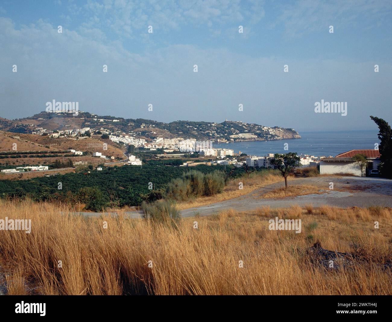 VISTA DE LAS URBANIZACIONES Y LA COSTA EN FORMA DE HERRADURA. Emplacement : EXTÉRIEUR. LA HERRADURA. GRENADE. ESPAGNE. Banque D'Images