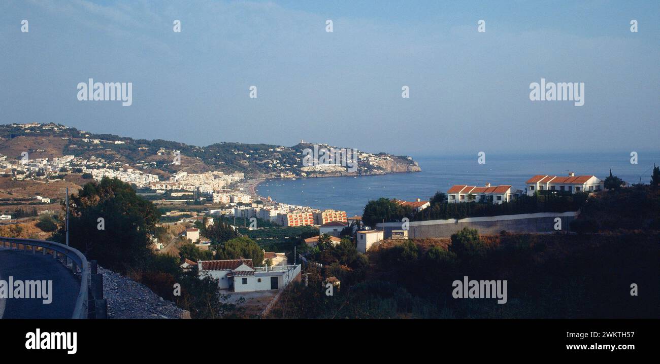 VISTA DE LAS URBANIZACIONES Y LA COSTA EN FORMA DE HERRADURA. Emplacement : EXTÉRIEUR. LA HERRADURA. GRENADE. ESPAGNE. Banque D'Images