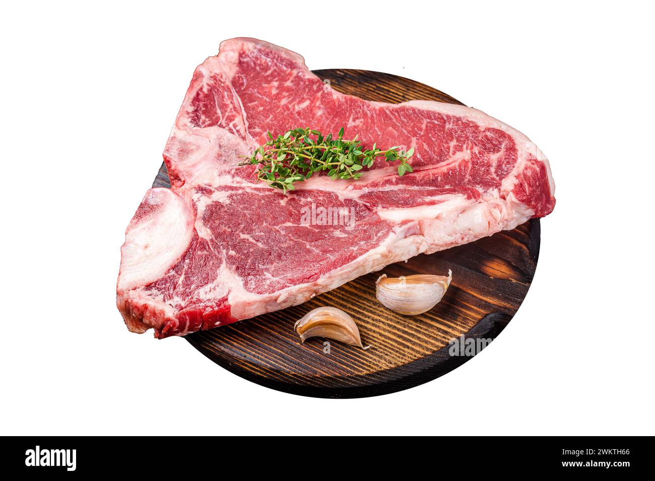 Steak cru de Porterhouse, viande de bœuf marbrée sur une planche de bois. Isolé sur fond blanc Banque D'Images