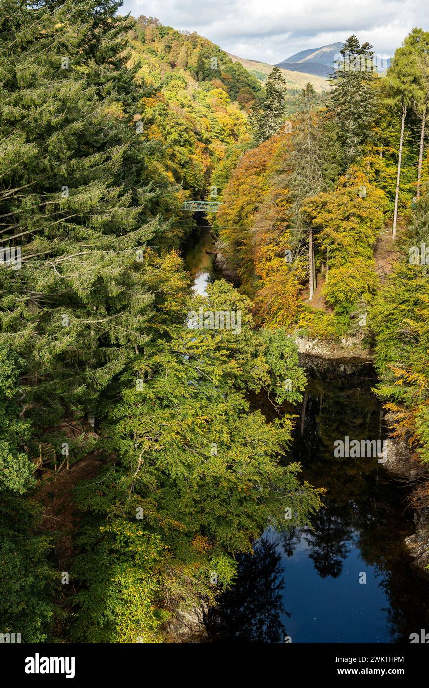 Couleur d'automne à Garry Bridge près de Pitlochry, en Écosse. Banque D'Images