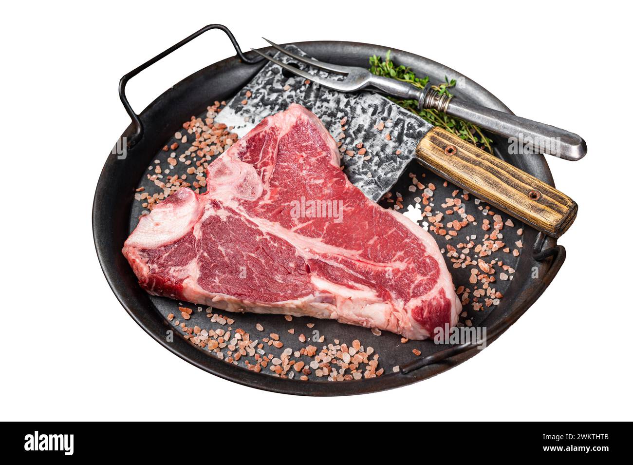 Steak florentin cru ou steak T bone, viande de bœuf marbrée dans un plateau de cuisine en acier. Isolé sur fond blanc Banque D'Images