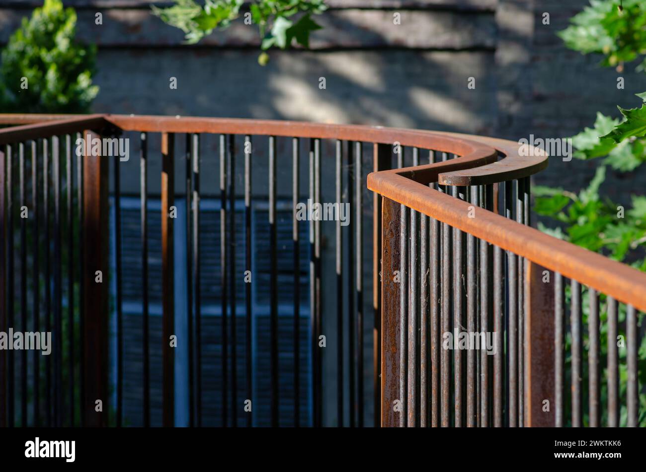 Garde-corps en acier Corten, avec éléments en fer oxydé et antirouille. Parapet de la structure surélevée. architecture qui dialogue entre passé et moderne. Banque D'Images