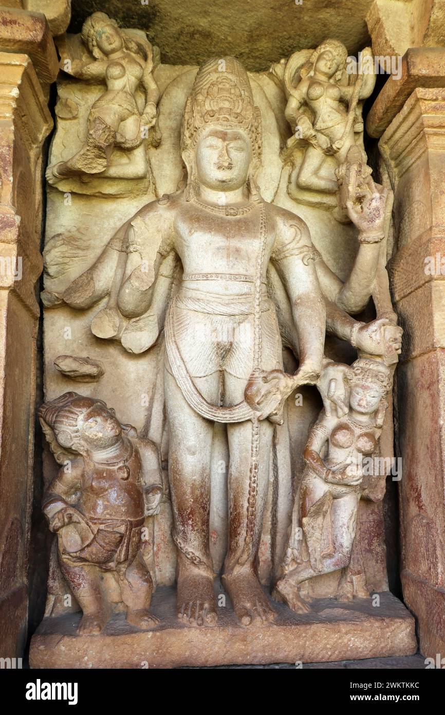 Vishnu debout avec Chakra et Conque Shell, Temple de Durga, temples Aihole, Badami, Bagalkot, Karnataka, Inde Banque D'Images