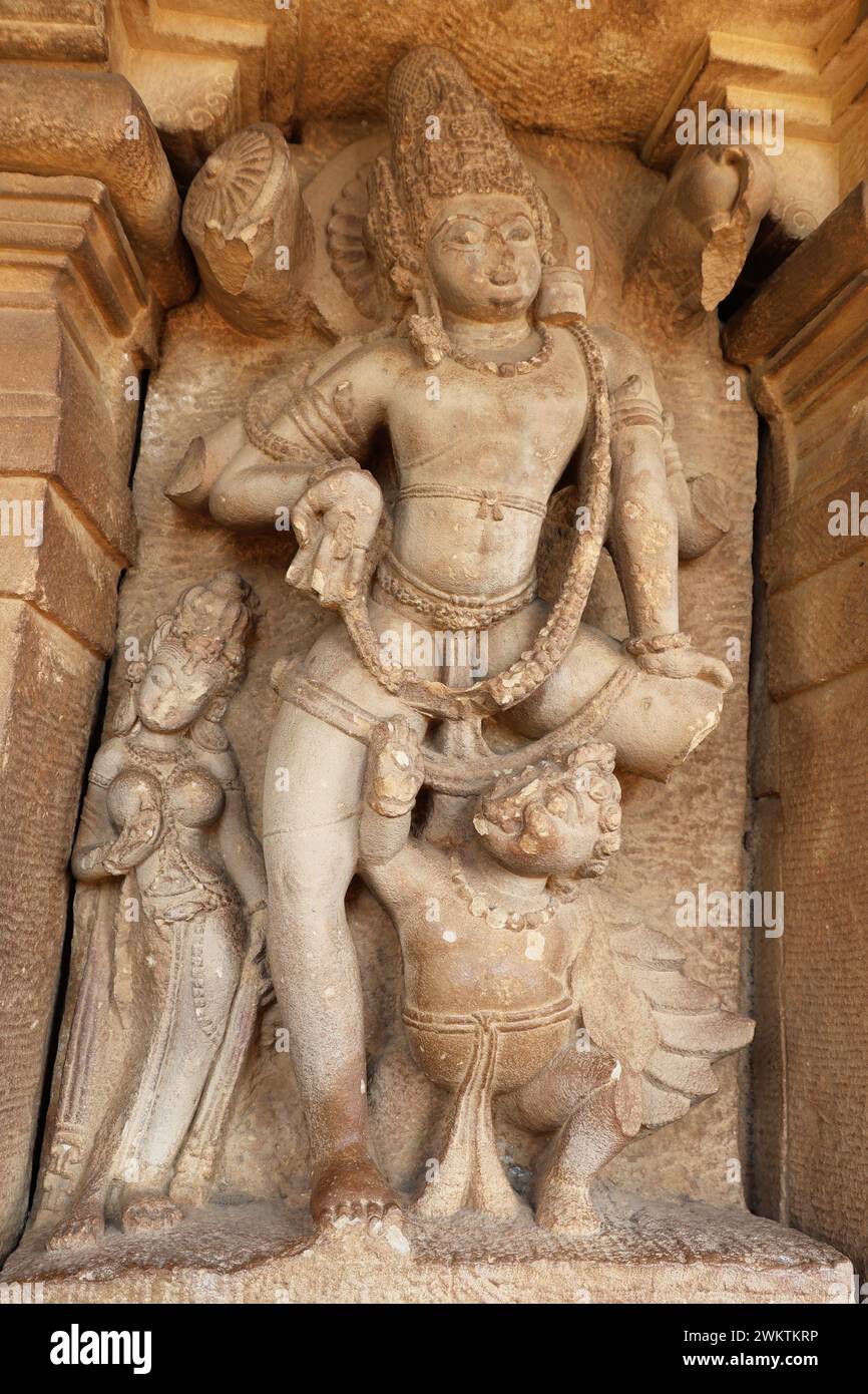 Vishnu chevauchant son Garuda Vahana, Temple Durga, temples Aihole, Badami, Bagalkot, Karnataka, Inde Banque D'Images