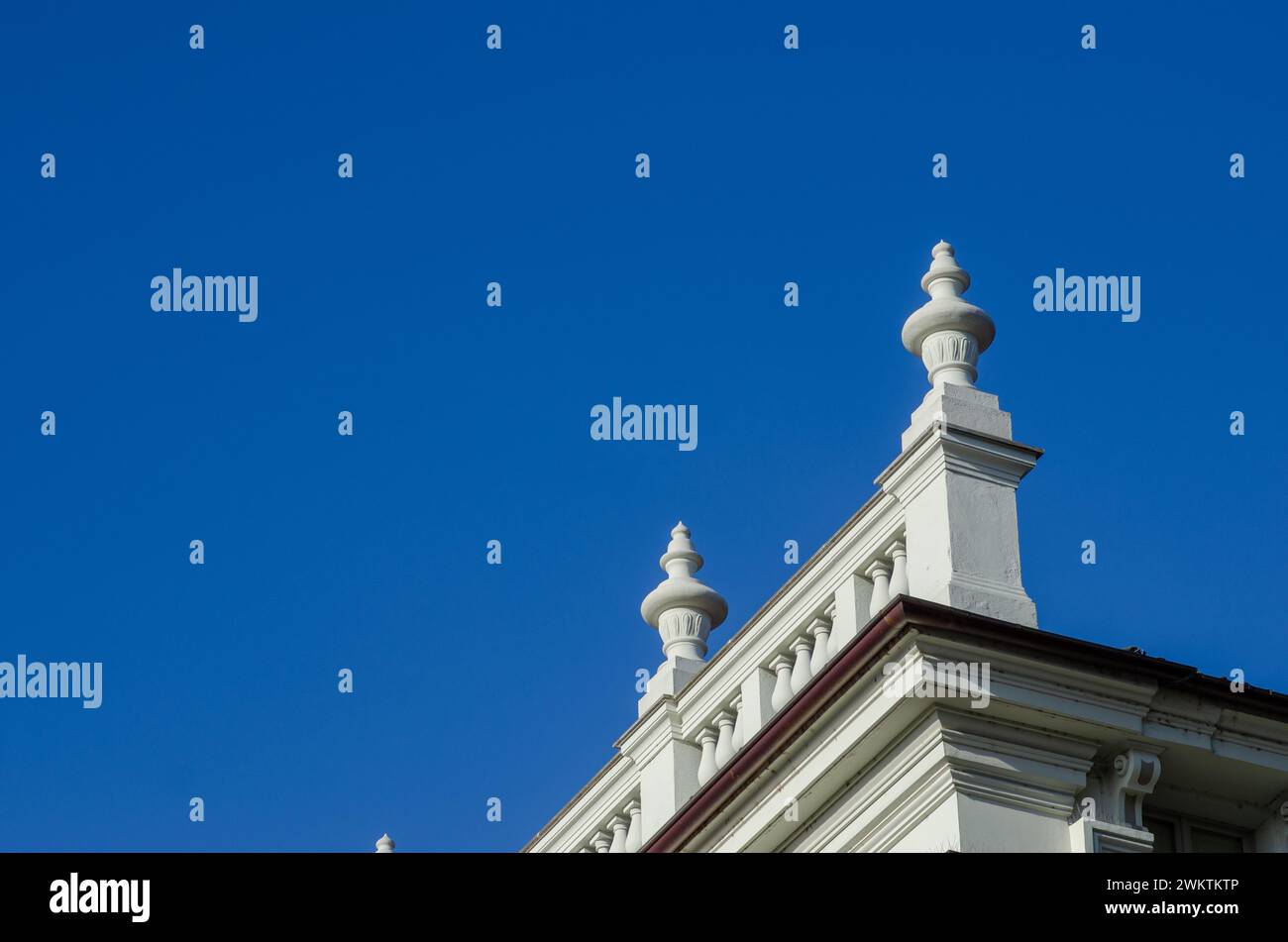 architecture d'un bâtiment avec fond de ciel bleu. La façade se compose d'une balustrade et d'une corniche finement décorée de vases. bonus news Banque D'Images