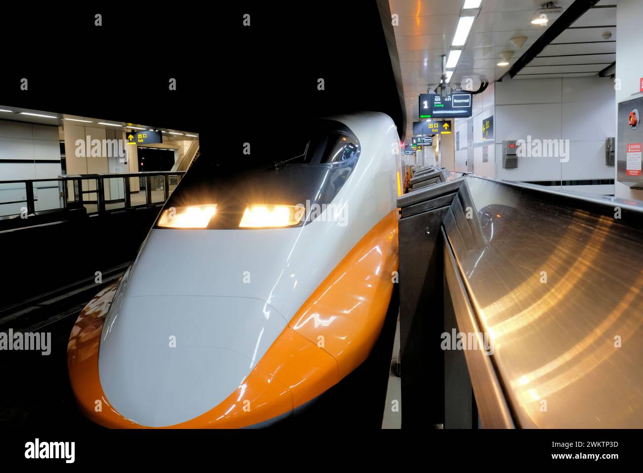 Nez du train Shinkansen japonais à grande vitesse TSHR 700T au quai d'embarquement de la gare principale de Taipei ; Taipei, Taiwan ; service ferroviaire à grande vitesse. Banque D'Images