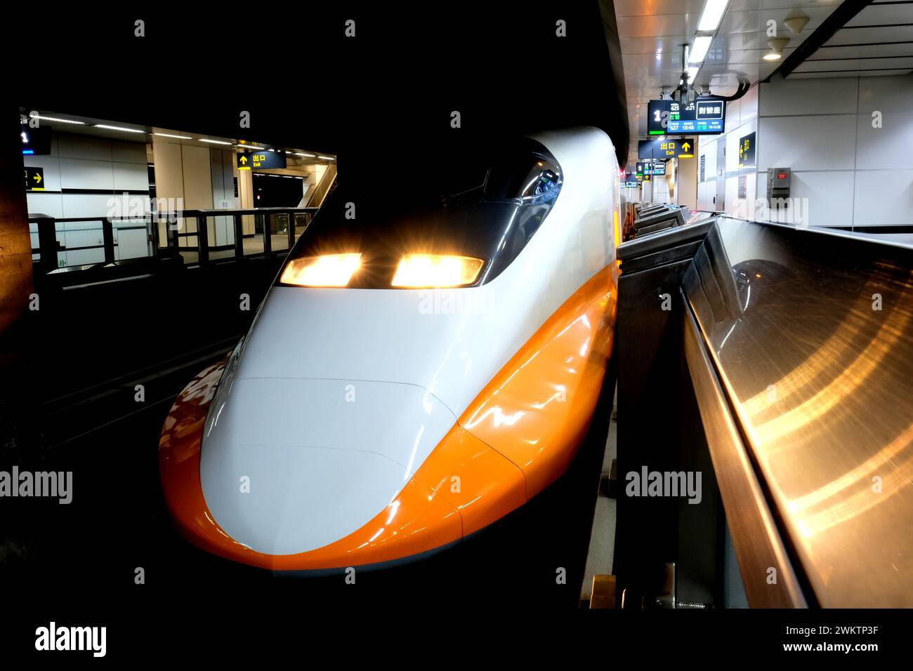 Nez du train Shinkansen japonais à grande vitesse TSHR 700T au quai d'embarquement de la gare principale de Taipei ; Taipei, Taiwan ; service ferroviaire à grande vitesse. Banque D'Images