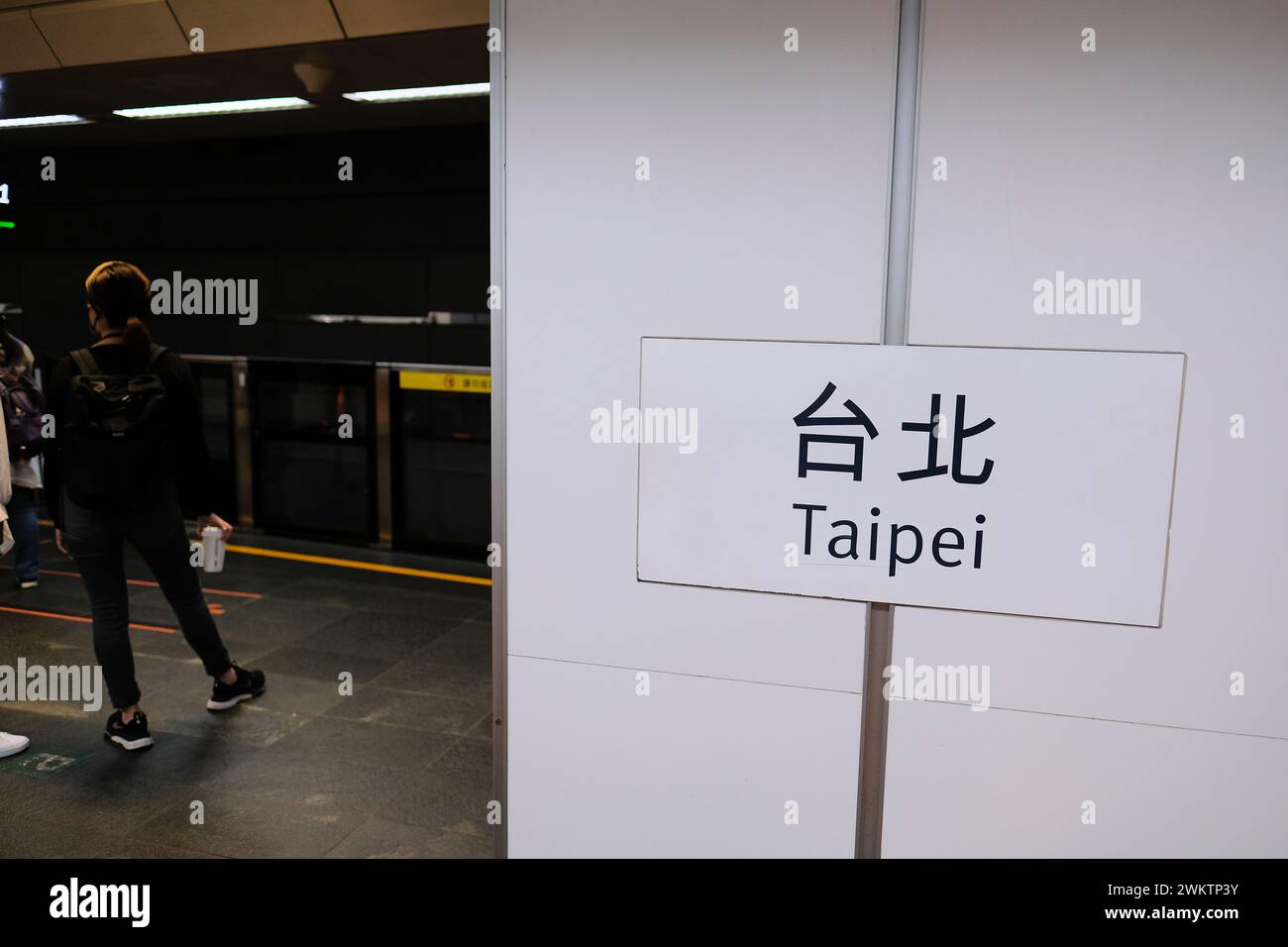 Panneau bilingue Taipei à la plate-forme d'embarquement et d'arrivée à l'intérieur de la gare principale de Taipei, Taipei, Taiwan ; caractères chinois hanzi, langue anglaise. Banque D'Images