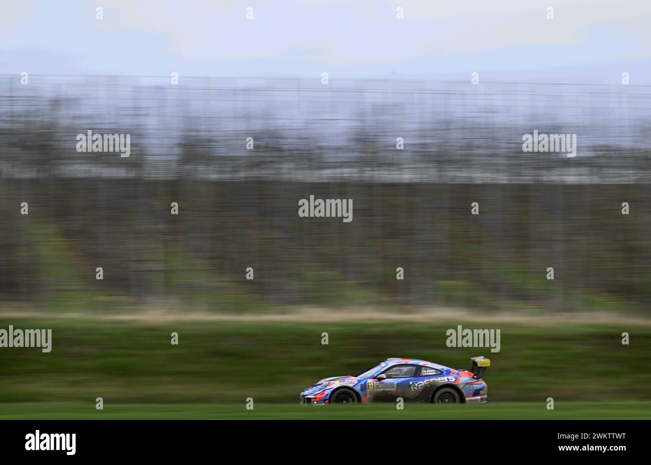 Sint Truiden, Belgique. 22 février 2024. Les belges Kris Princen et Peter Kaspers dans leur Porsche 991 GT3 photographiés en action lors du test de conduite avant le Haspengouw Rally de ce week-end, jeudi 22 février 2024 à Sint-Truiden, première étape du Championnat de Belgique des Rallyes. BELGA PHOTO LUC CLAESSEN crédit : Belga News Agency/Alamy Live News Banque D'Images