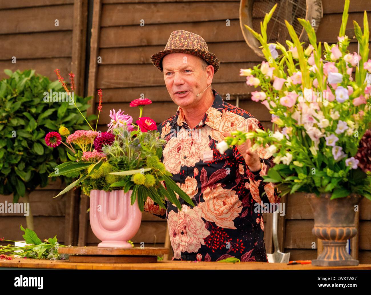 Jonathan Moseley, fleuriste de télévision sur scène interagissant avec le public tout en faisant une démonstration de floraison au Harrogate Flower Show. ROYAUME-UNI Banque D'Images