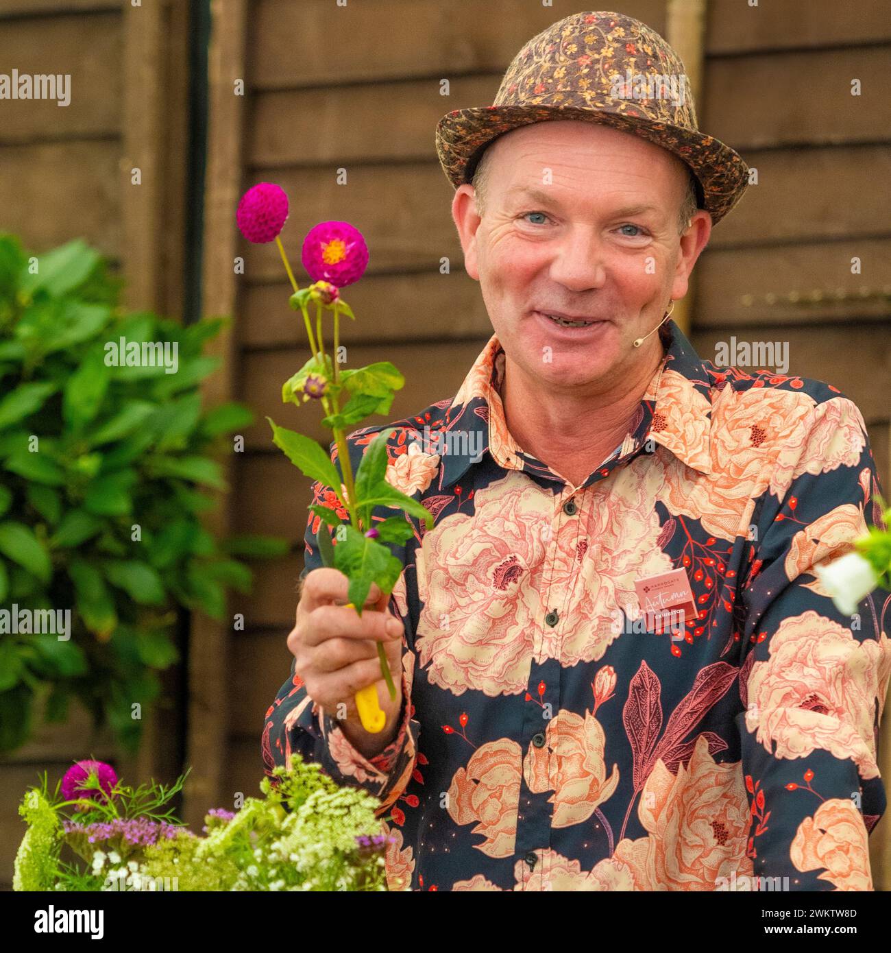 Jonathan Moseley, fleuriste de télévision sur scène interagissant avec le public tout en faisant une démonstration de floraison au Harrogate Flower Show. ROYAUME-UNI Banque D'Images